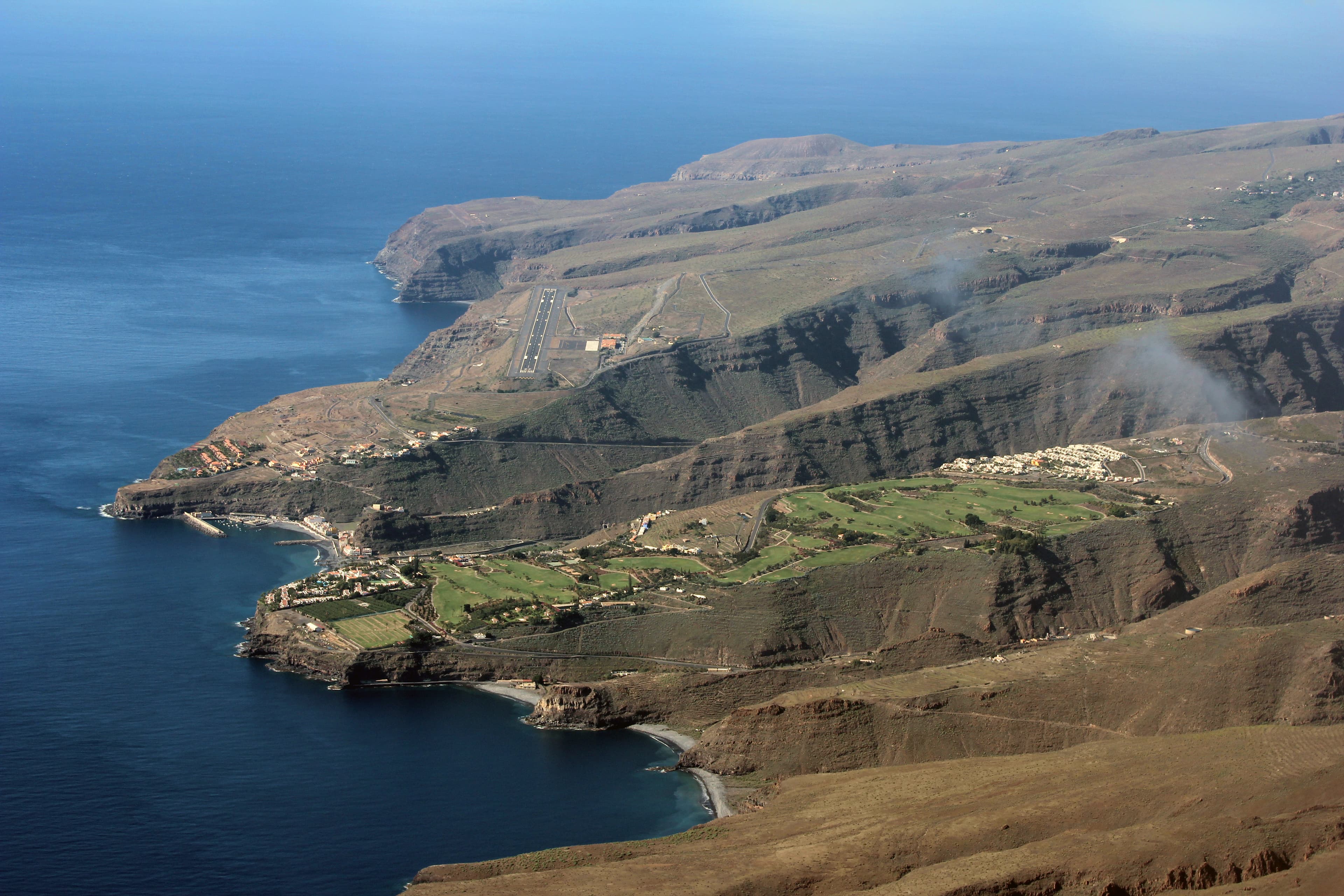 Photo: trolvag, CC BY-SA 3.0, via Wikimedia Commons (https://commons.wikimedia.org/wiki/File:La_Gomera_airport_-_panoramio.jpg)