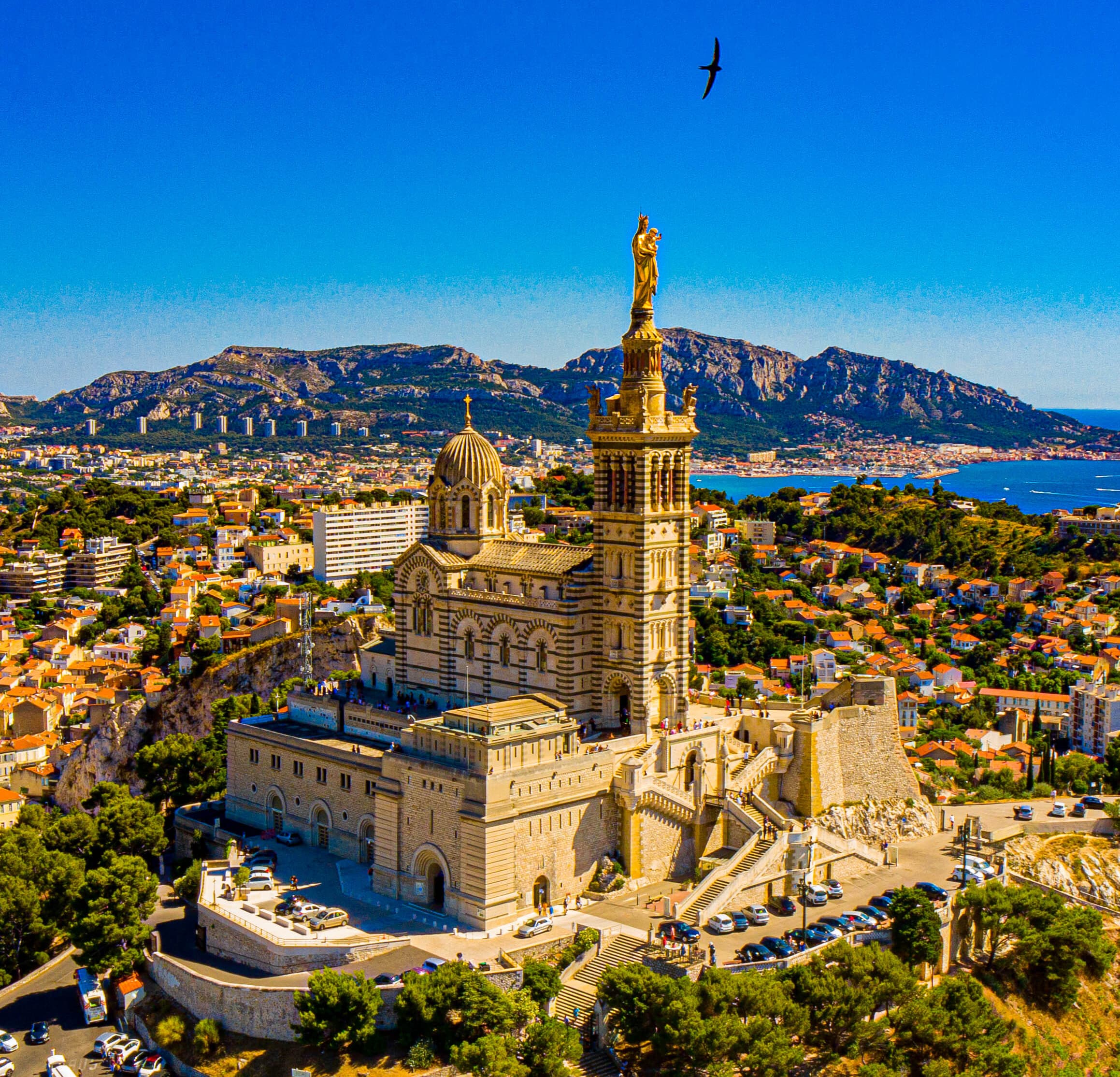 Photo: Earth777, CC BY-SA 4.0, via Wikimedia Commons (https://commons.wikimedia.org/wiki/File:Notre-Dame_de_la_Garde_aerial_view_2020.jpeg)