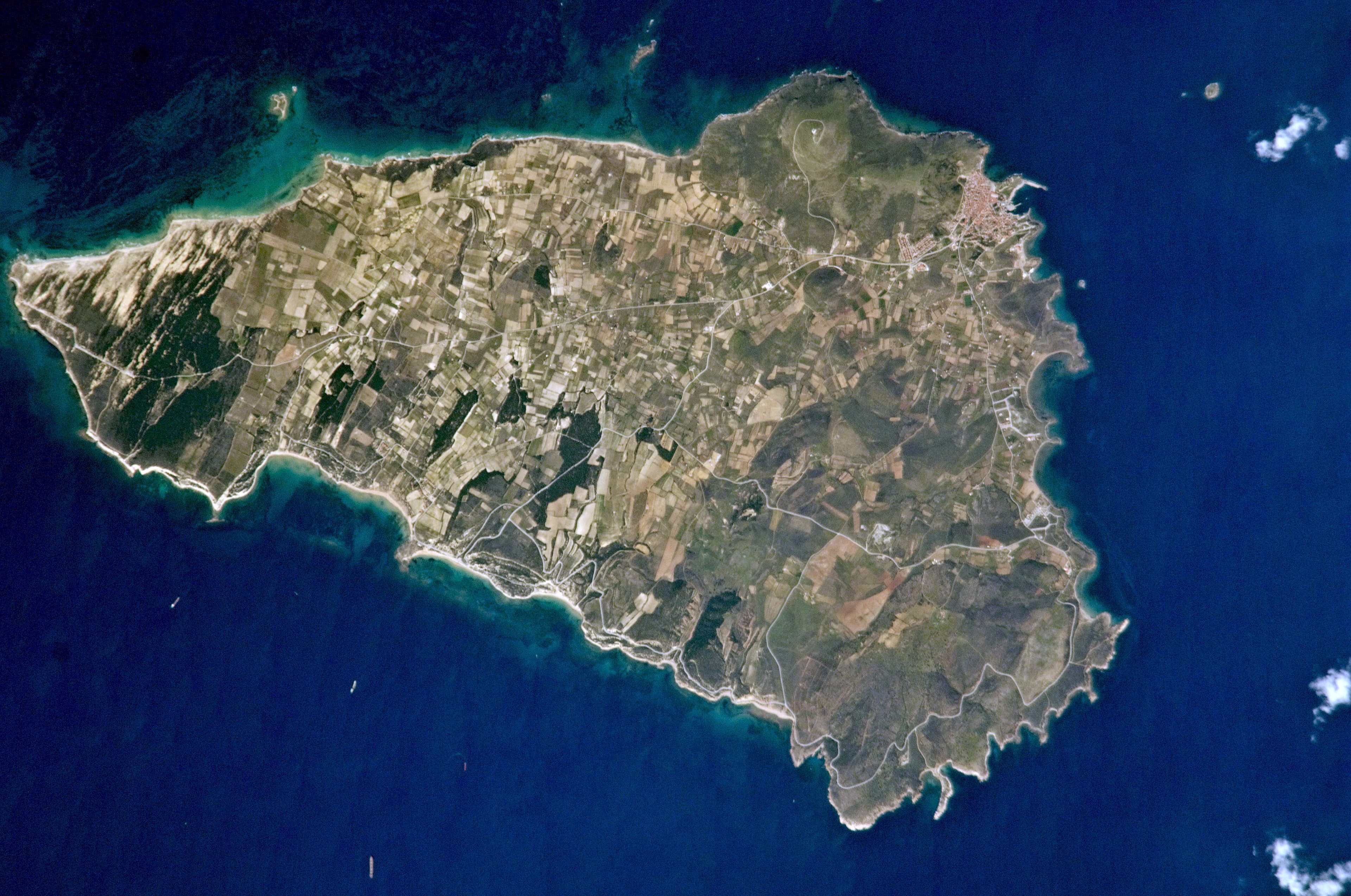 Photo: NASA, Public domain, via Wikimedia Commons (https://commons.wikimedia.org/wiki/File:Bozcaada_-_ISS027.JPG)