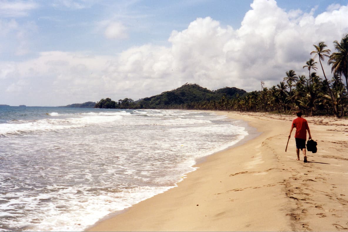 Photo: Olosipu at English Wikipedia, Public domain, via Wikimedia Commons (https://commons.wikimedia.org/wiki/File:Kuna_Yala_beach_2003.jpg)