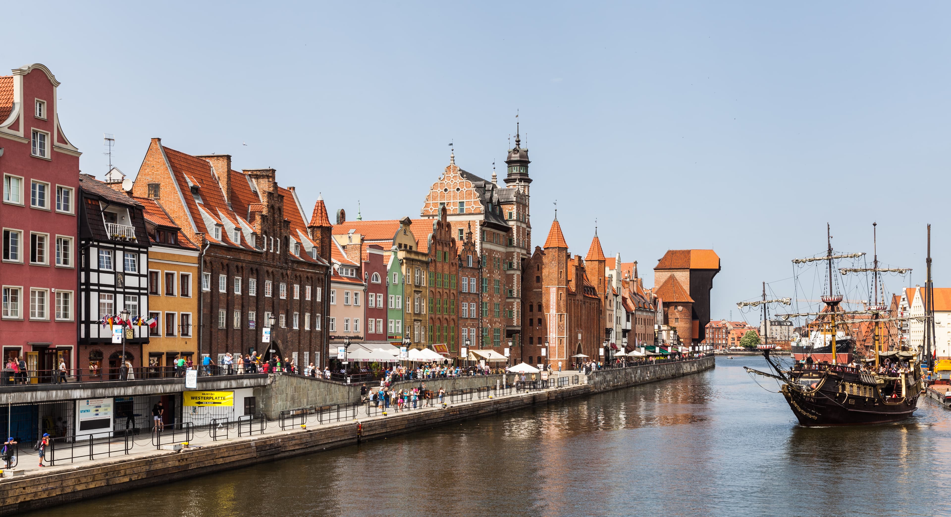 Photo: Diego Delso, CC BY-SA 3.0, via Wikimedia Commons (https://commons.wikimedia.org/wiki/File:Calle_Dlugie_Pobrzeze,_Gdansk,_Polonia,_2013-05-20,_DD_06.jpg)
