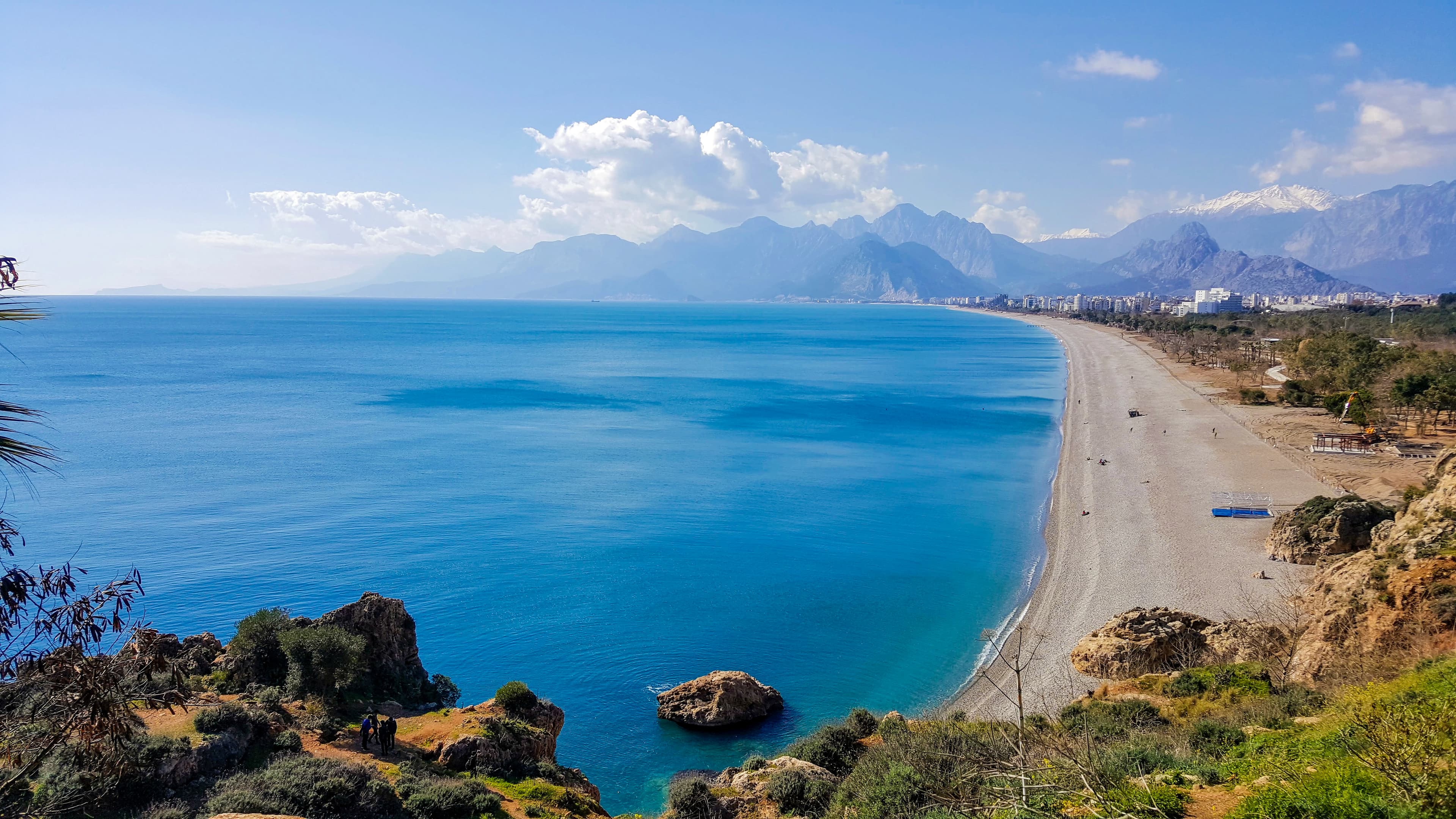 Photo: Esginmurat, CC BY-SA 4.0, via Wikimedia Commons (https://commons.wikimedia.org/wiki/File:Falezlerden_Antalya_Konyaalt%C4%B1_Plaj%C4%B1na_do%C4%9Fru_bir_g%C3%B6r%C3%BCn%C3%BCm.jpg)
