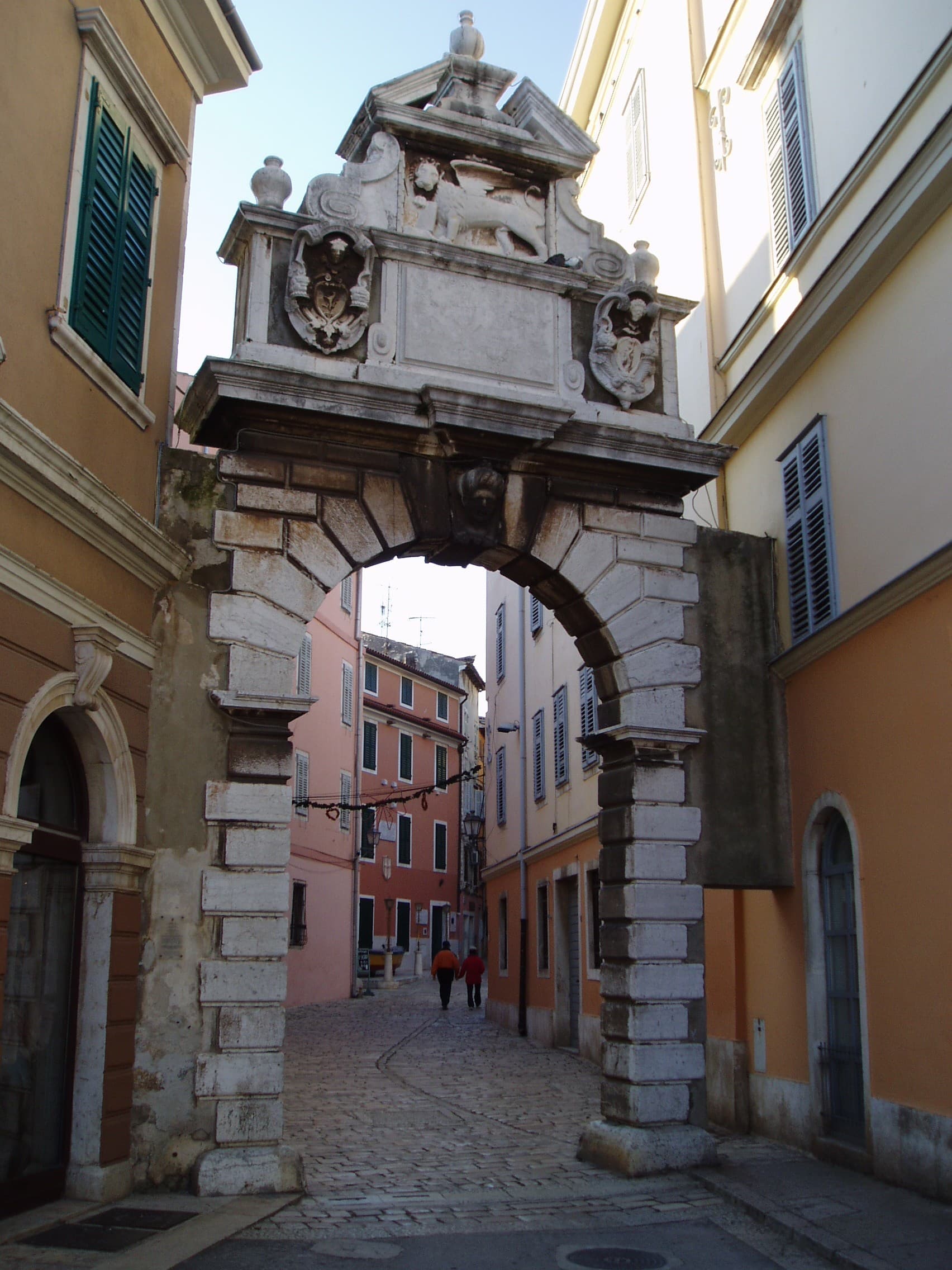 Photo: Ivana, CC BY-SA 3.0, via Wikimedia Commons (https://commons.wikimedia.org/wiki/File:Balbi_Arch.JPG)