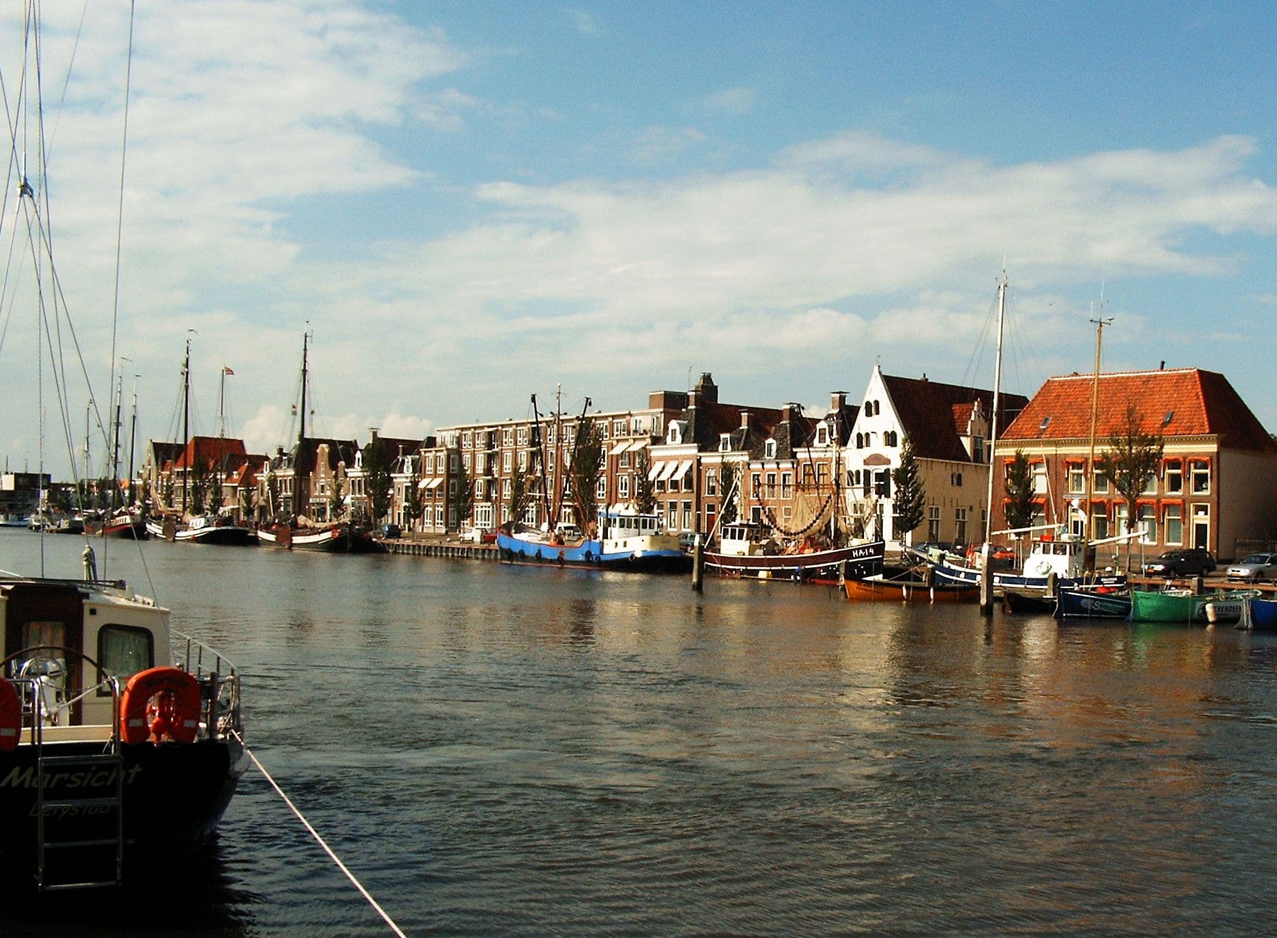 Photo: S.Möller, Public domain, via Wikimedia Commons (https://commons.wikimedia.org/wiki/File:Nordholland_Harlingen_2004_003a.jpg)
