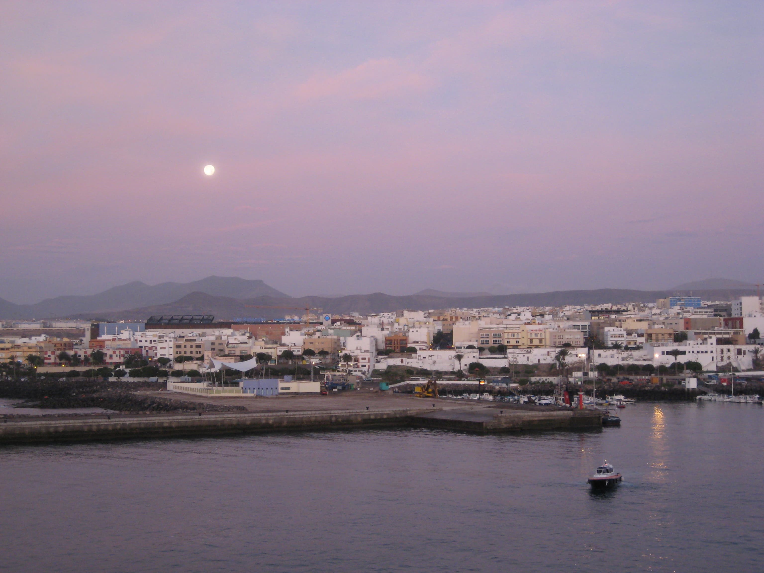 Photo: Gerd Fahrenhorst, Public domain, via Wikimedia Commons (https://commons.wikimedia.org/wiki/File:Puerto_del_Rosario,_Fuerteventura.jpg)