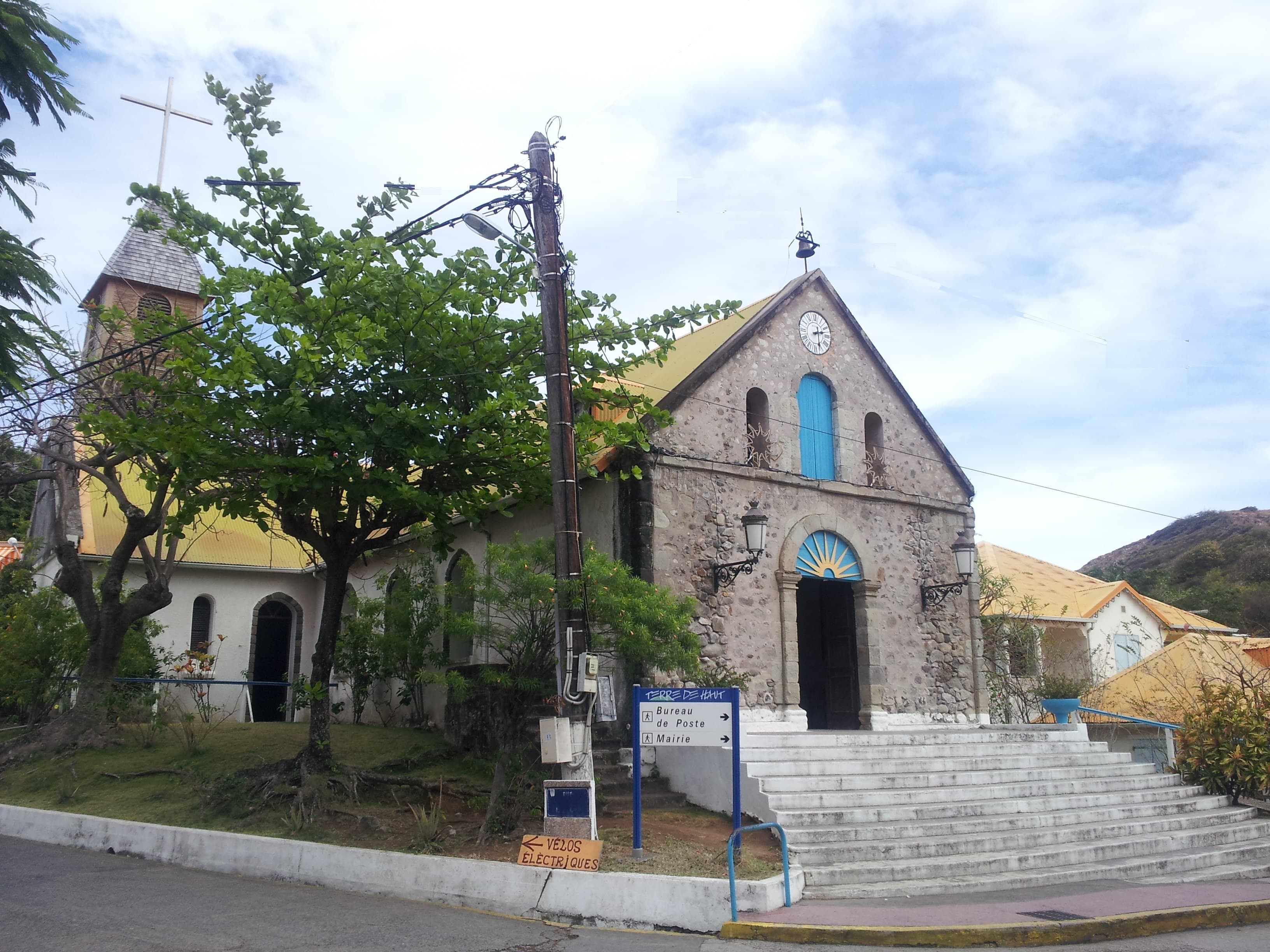 Photo: UHF, CC BY-SA 3.0, via Wikimedia Commons (https://commons.wikimedia.org/wiki/File:Eglise_de_Terre-de-Haut.jpg)