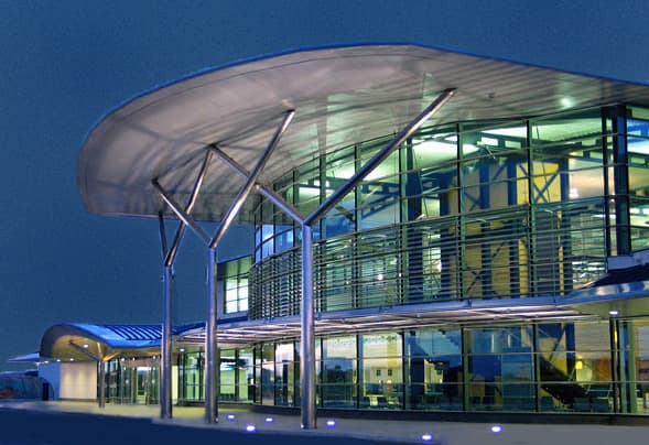 Photo: Wdollivier at English Wikipedia (file log)., CC BY-SA 3.0, via Wikimedia Commons (https://commons.wikimedia.org/wiki/File:Guernsey_Airport_Terminal.jpg)