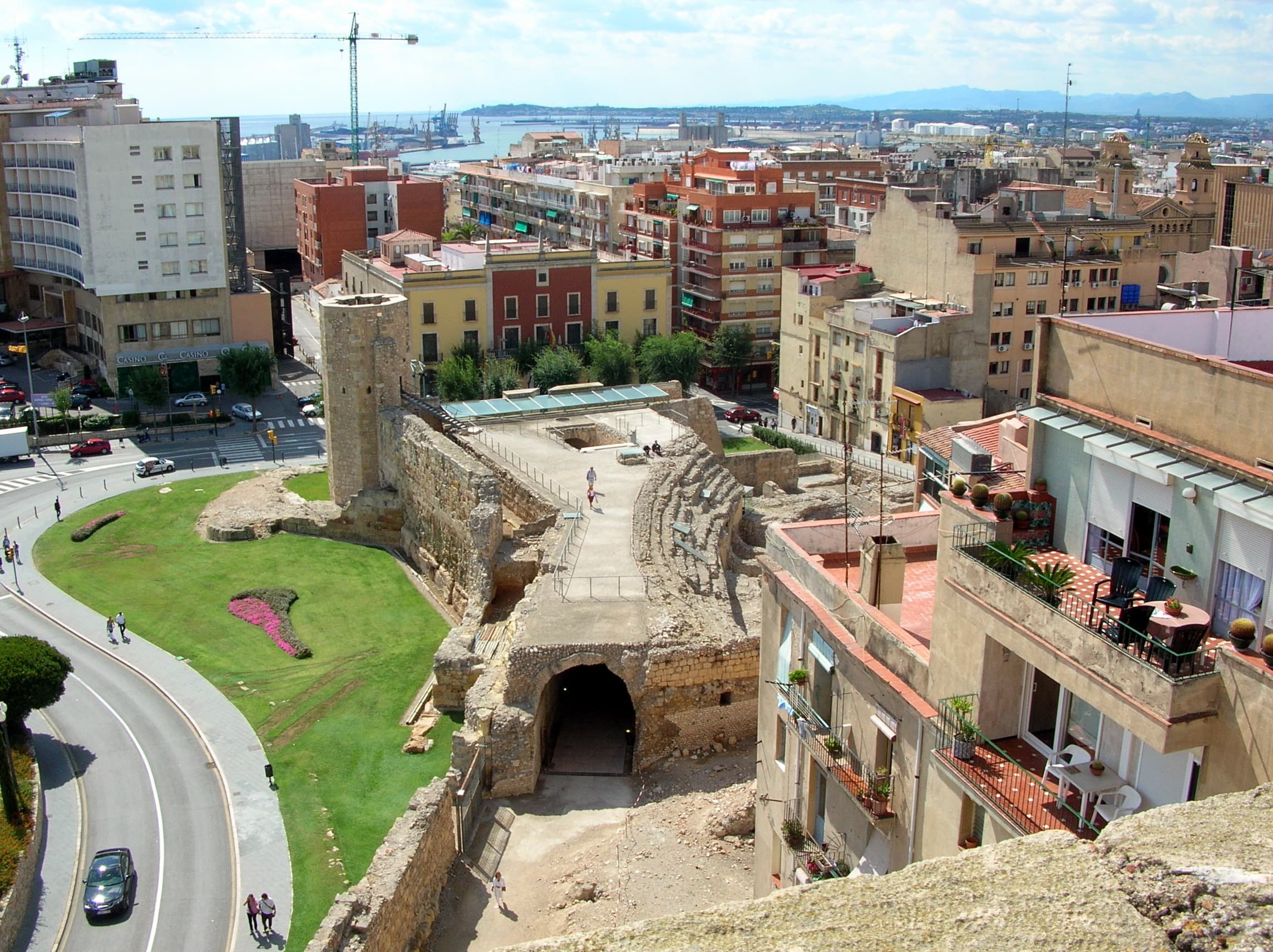 Photo: Bernard Gagnon, CC BY-SA 3.0, via Wikimedia Commons (https://commons.wikimedia.org/wiki/File:Roman_circus_of_Tarraco_01.jpg)