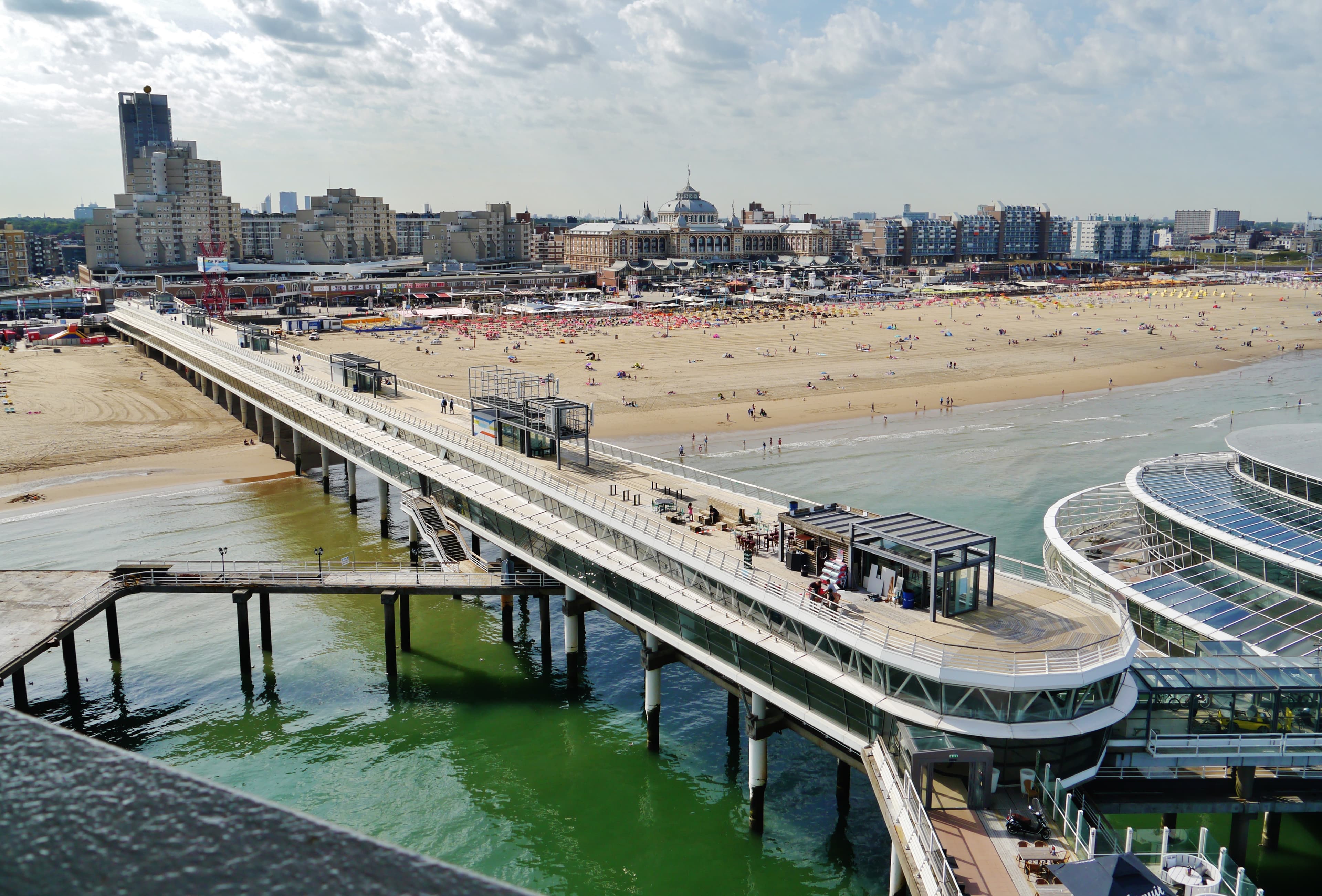 Photo: Zairon, CC BY-SA 4.0, via Wikimedia Commons (https://commons.wikimedia.org/wiki/File:Den_Haag_Scheveningen_Pier_32.jpg)