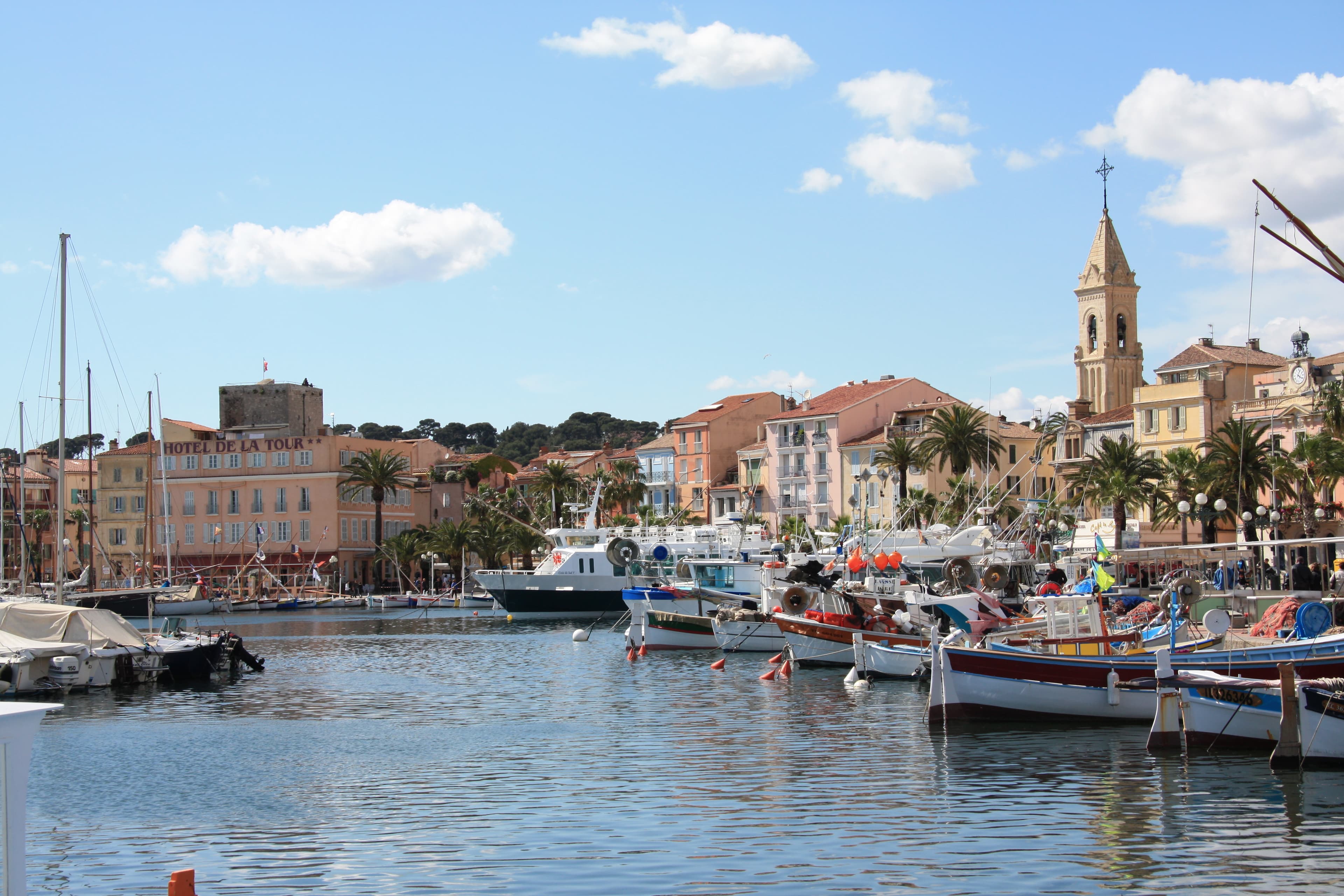 Photo: Binabik155, CC BY-SA 3.0, via Wikimedia Commons (https://commons.wikimedia.org/wiki/File:Sanary-sur-Mer,_port2.jpg)