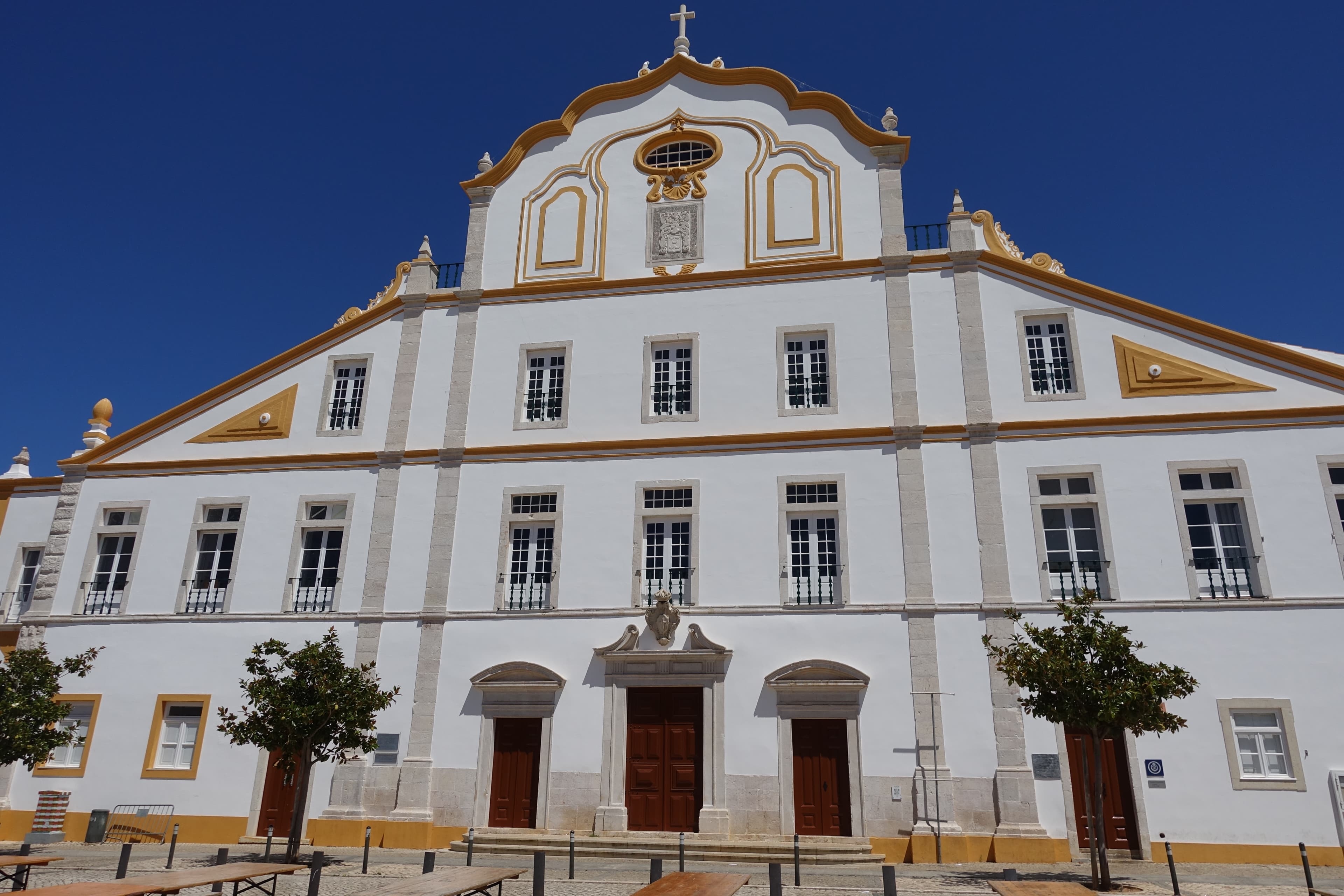 Photo: Joseolgon, CC BY-SA 4.0, via Wikimedia Commons (https://commons.wikimedia.org/wiki/File:Col%C3%A9gio_dos_Jesu%C3%ADtas_(2).jpg)