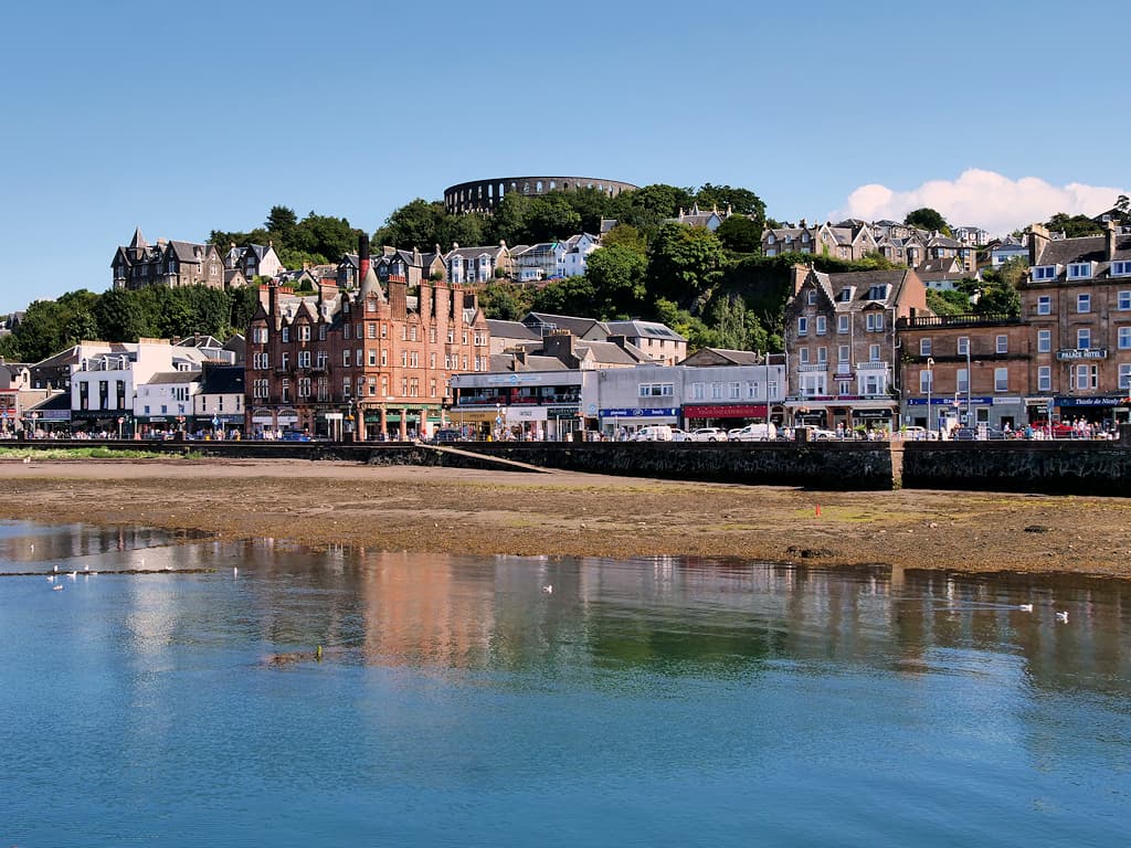 Photo: David Dixon, CC BY-SA 2.0, via Wikimedia Commons (https://commons.wikimedia.org/wiki/File:Oban_Harbour_Promenade_-_geograph.org.uk_-_7609707.jpg)