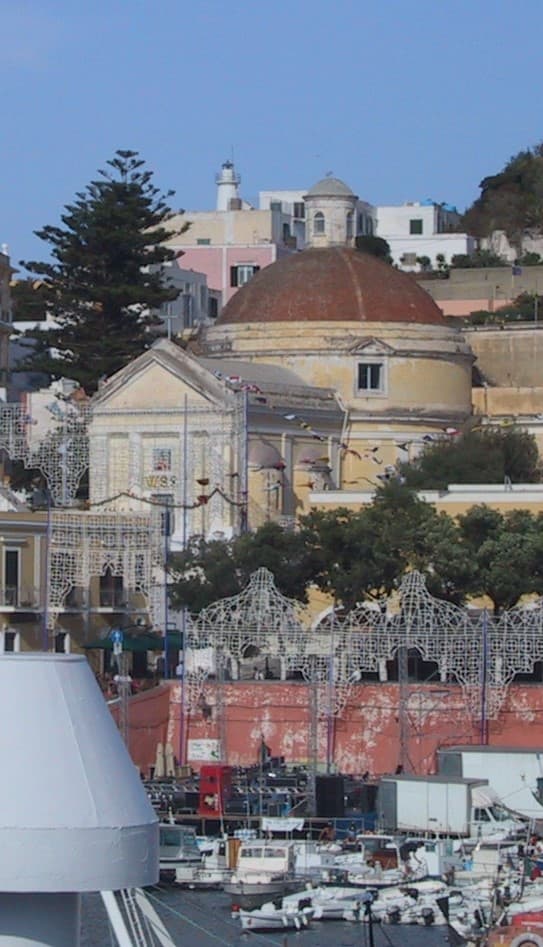 Photo: Bouncey2k, CC BY-SA 4.0, via Wikimedia Commons (https://commons.wikimedia.org/wiki/File:Ponza_porto5_cropped.jpg)