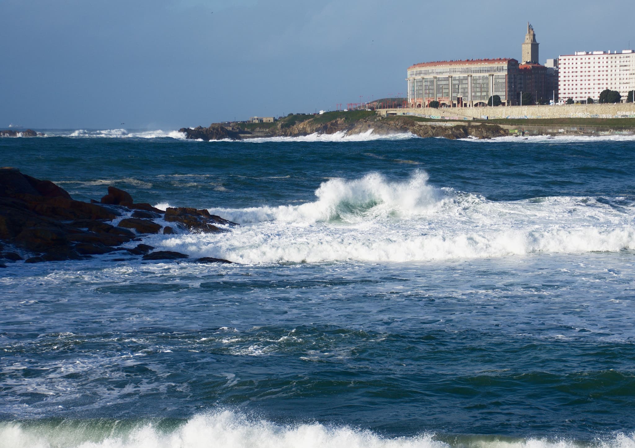 Photo: 4m1g0, CC BY-SA 3.0, via Wikimedia Commons (https://commons.wikimedia.org/wiki/File:Waves_A_Coru%C3%B1a_(206975625).jpeg)