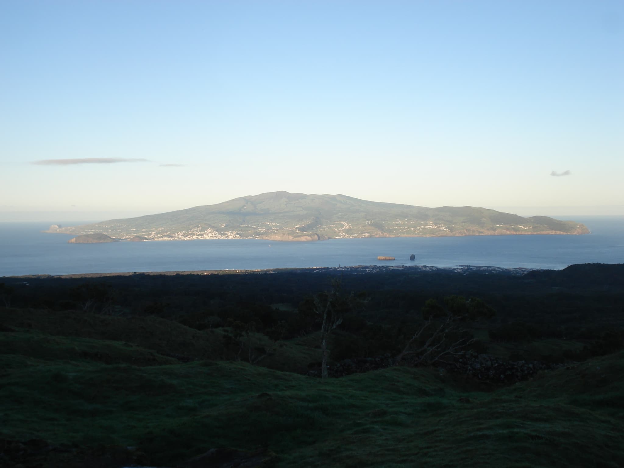 Photo: Ruben JC Furtado, Public domain, via Wikimedia Commons (https://commons.wikimedia.org/wiki/File:FAI_Faial_Island.JPG)