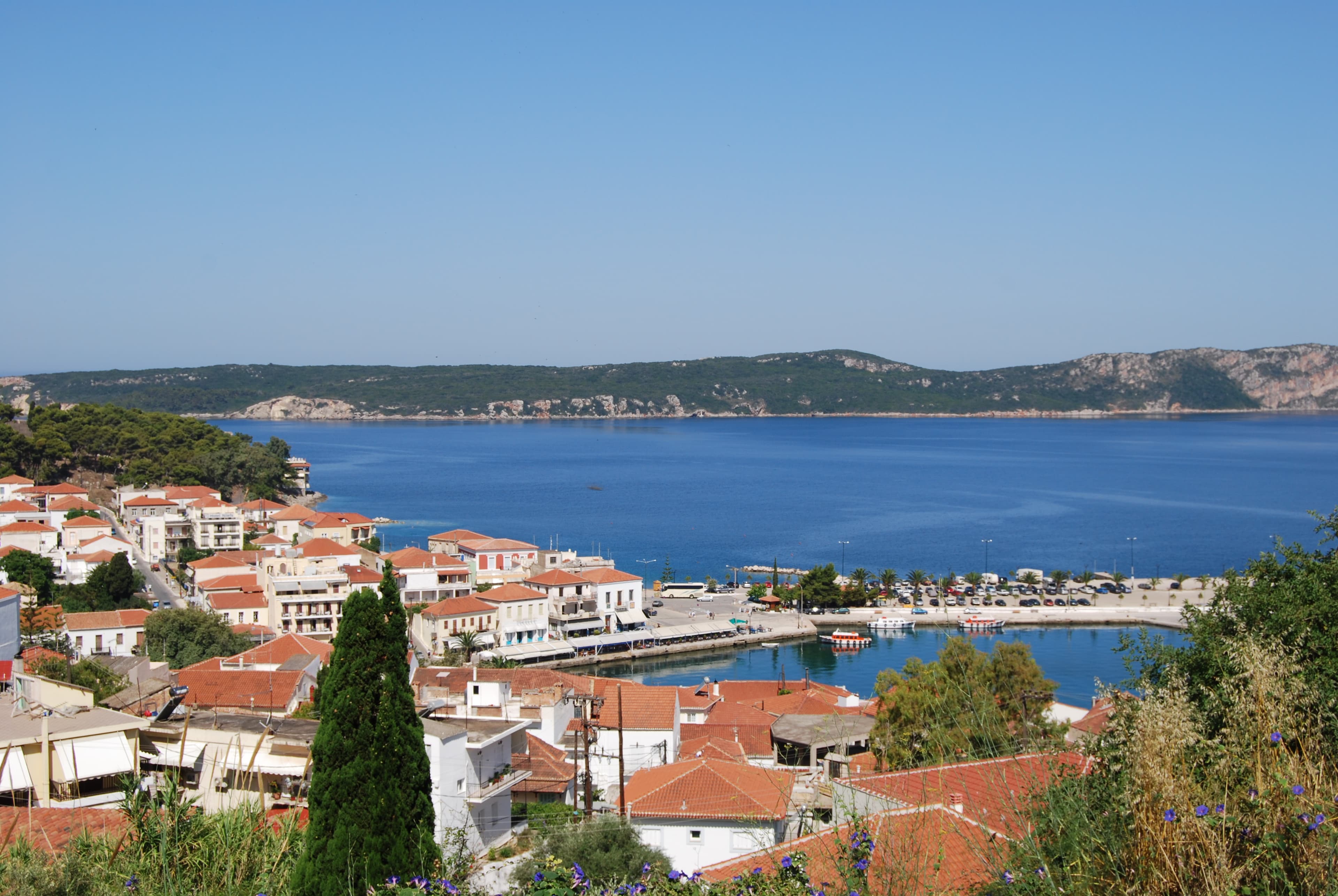 Photo: Flyax, CC BY-SA 3.0, via Wikimedia Commons (https://commons.wikimedia.org/wiki/File:Pylos-sfaktiria.JPG)