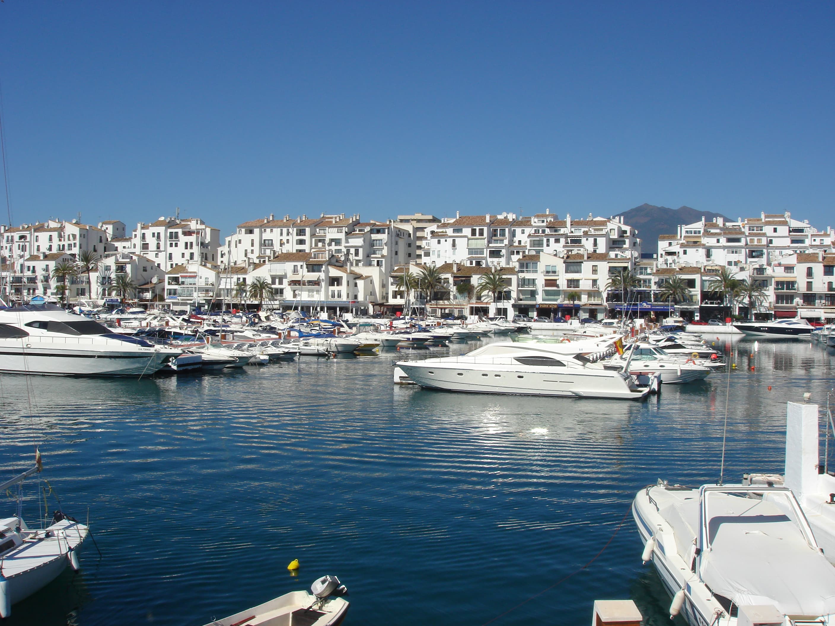 Photo: __Lolo__, CC BY-SA 2.0, via Wikimedia Commons (https://commons.wikimedia.org/wiki/File:Puerto_Ban%C3%BAs_Marbella.jpg)