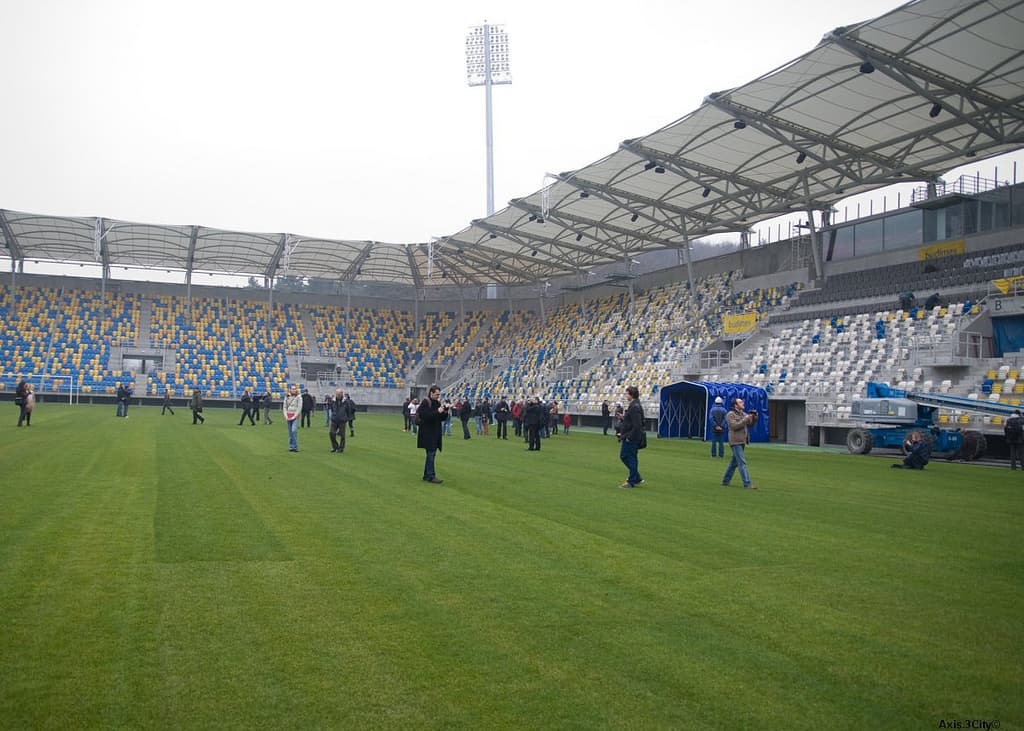 Photo: Axis.3City, CC BY-SA 2.0, via Wikimedia Commons (https://commons.wikimedia.org/wiki/File:Stadion_GOSiR.jpg)