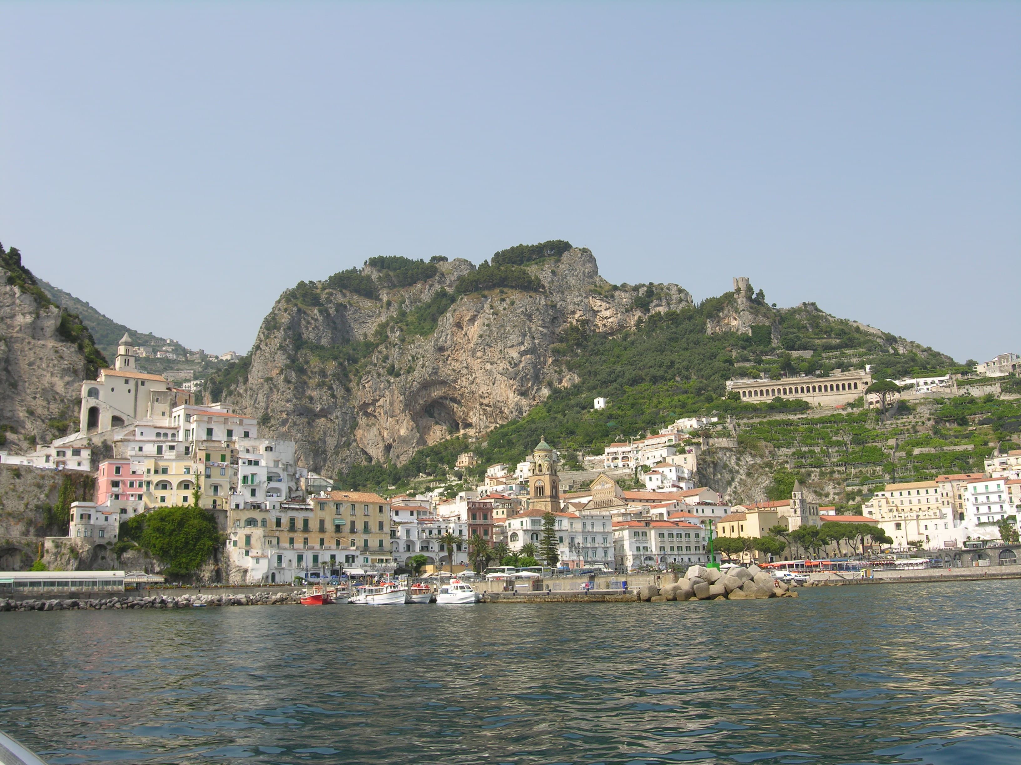 Photo: No machine-readable author provided. Sudodana2048 assumed (based on copyright claims)., CC BY-SA 3.0, via Wikimedia Commons (https://commons.wikimedia.org/wiki/File:Amalfi_sea_view_Italy.JPG)