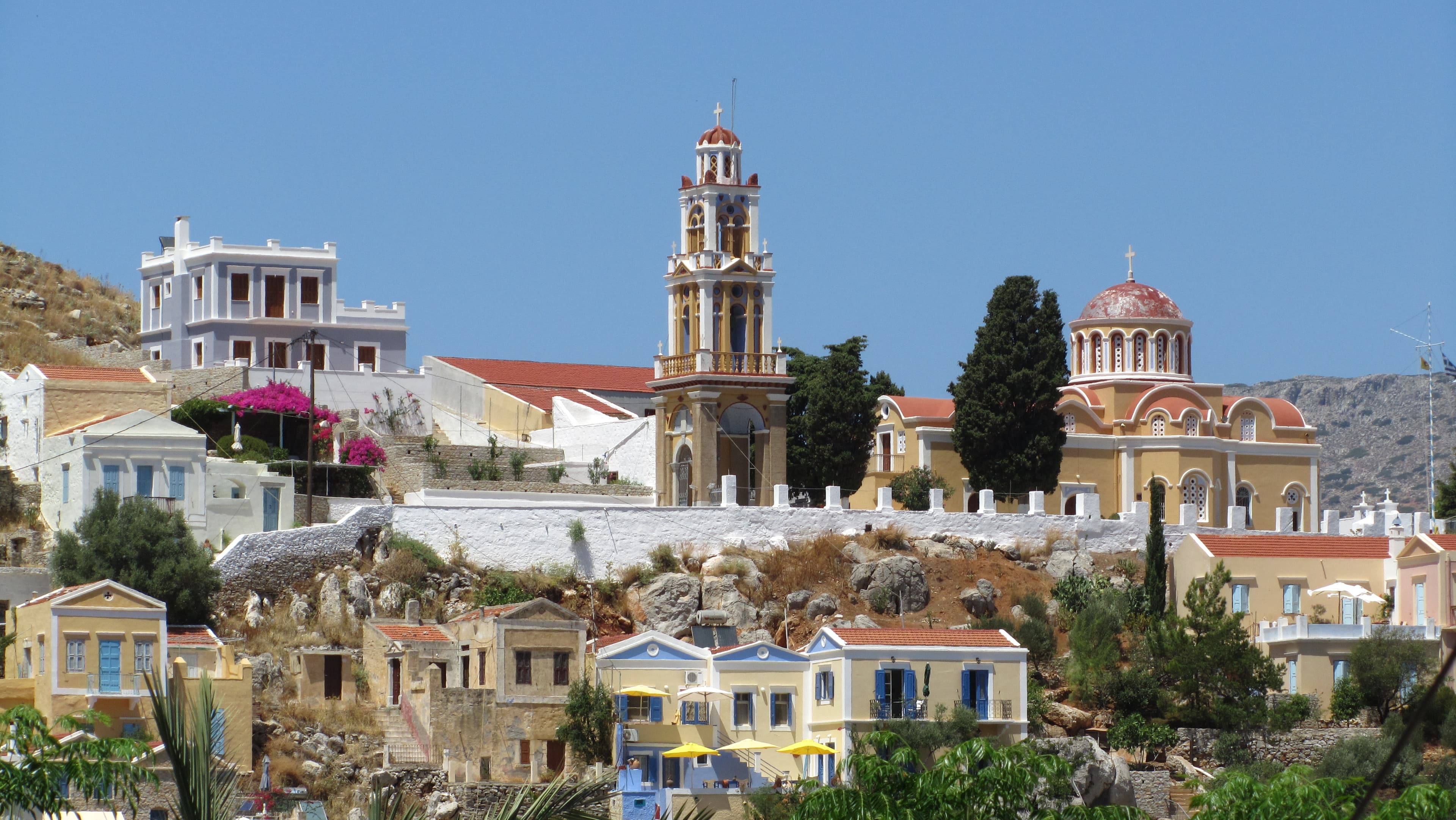 Photo: INDALOMANIA, CC BY-SA 3.0, via Wikimedia Commons (https://commons.wikimedia.org/wiki/File:Ano_Symi_856_00,_Greece_-_panoramio_(6).jpg)