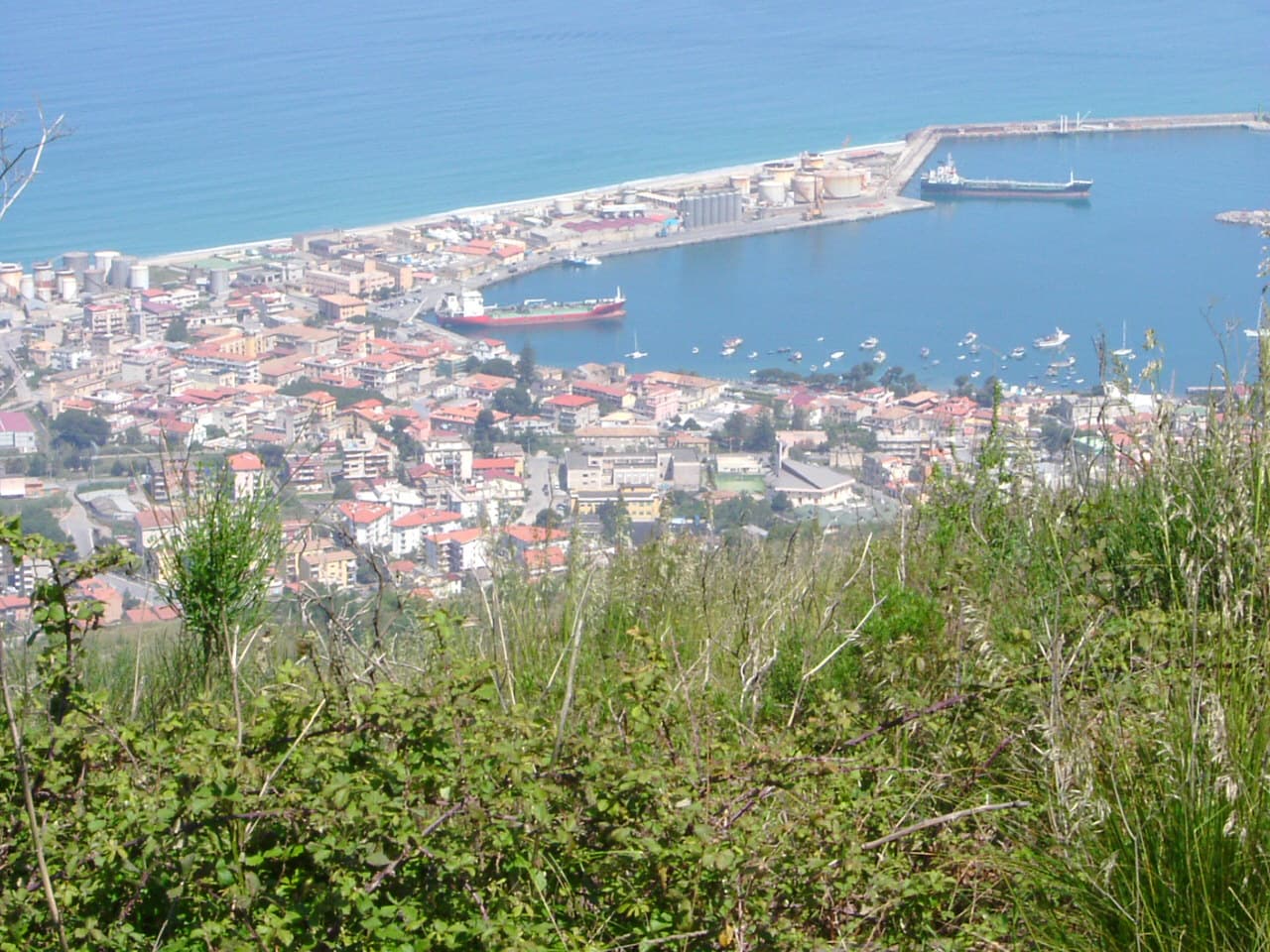 Photo: Belsito, CC BY-SA 3.0, via Wikimedia Commons (https://commons.wikimedia.org/wiki/File:PORTO_DI_VIBO_MARINA.JPG)