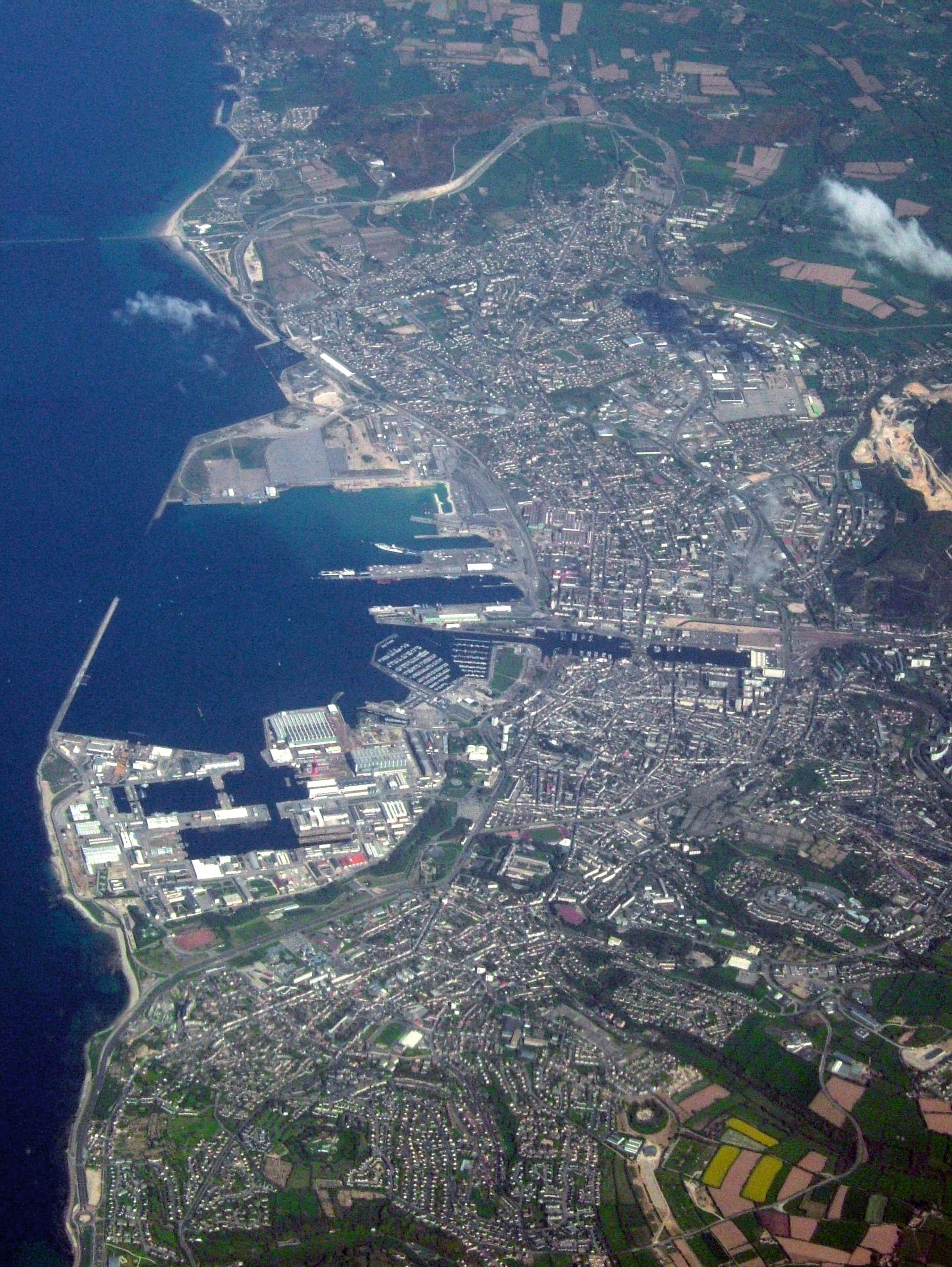 Photo: fr:Utilisateur:Steff, CC BY-SA 3.0, via Wikimedia Commons (https://commons.wikimedia.org/wiki/File:Cherbourg.jpg)