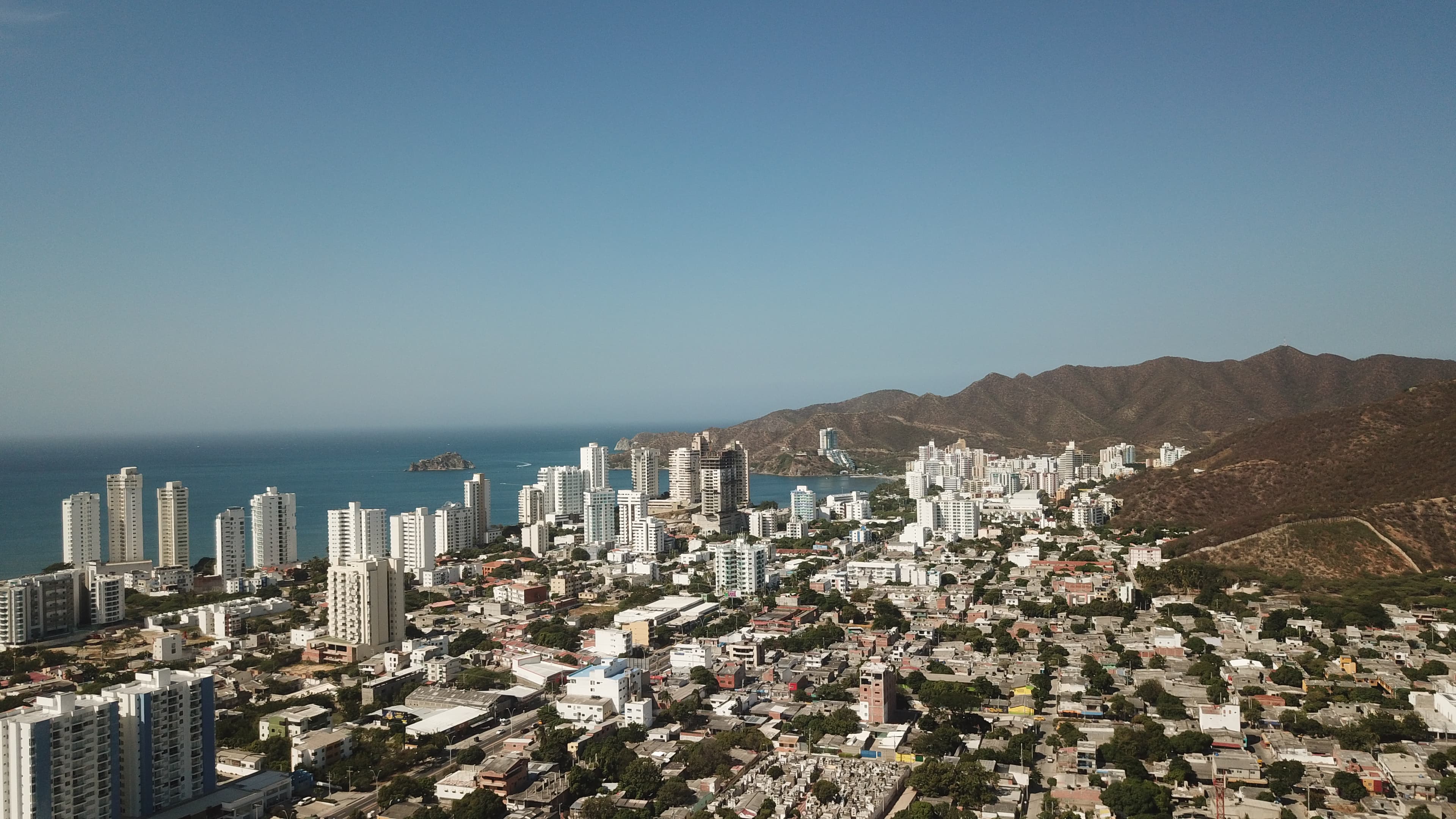 Photo: CristhianVarela, CC BY-SA 4.0, via Wikimedia Commons (https://commons.wikimedia.org/wiki/File:Bah%C3%ADa_de_Santa_Marta.jpg)