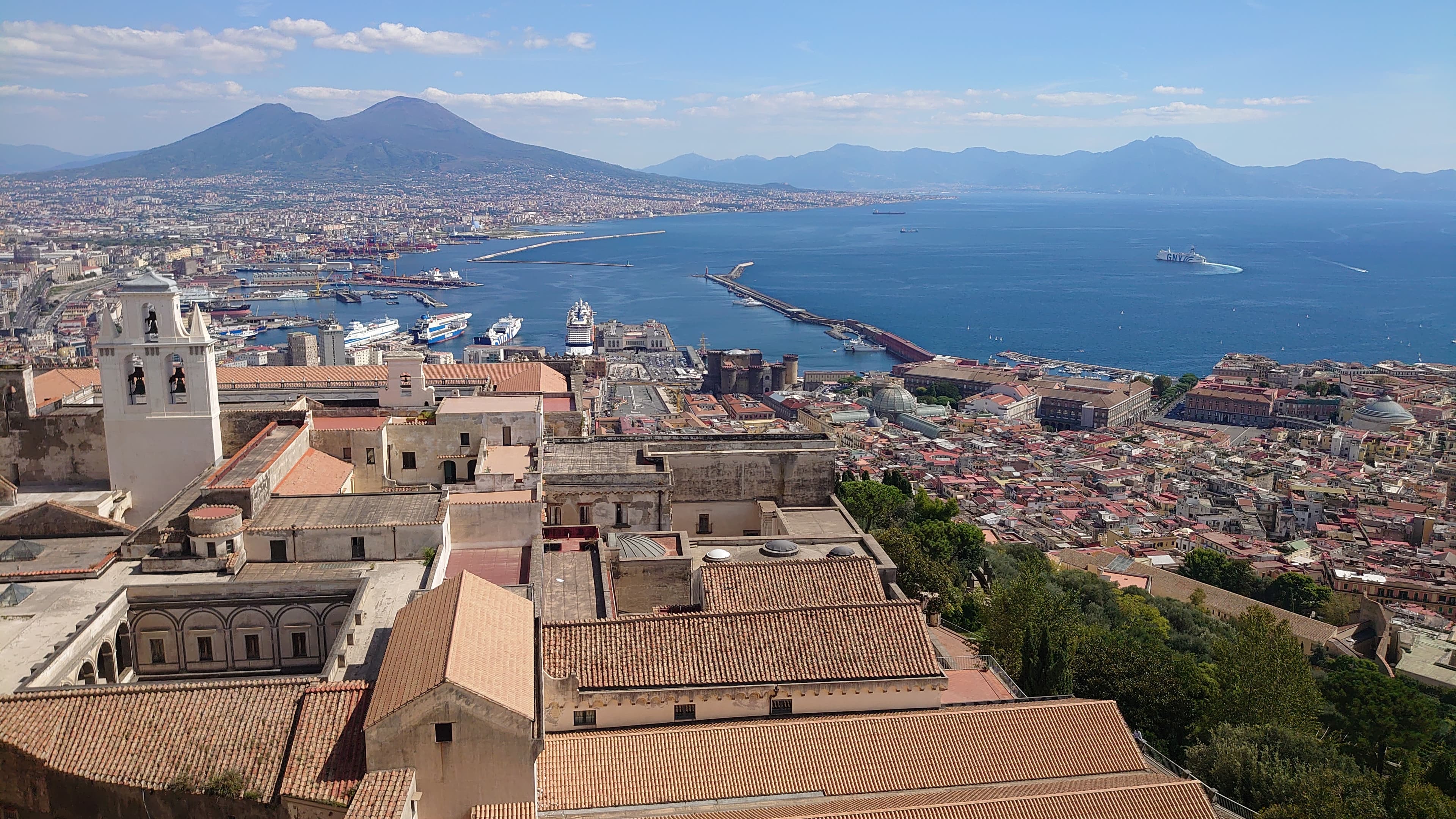Photo: Richard Nevell, CC BY-SA 4.0, via Wikimedia Commons (https://commons.wikimedia.org/wiki/File:Napoli_-_Maschio_Angioino_-_202209302342_3.jpg)